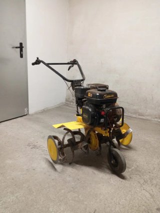 Motocultor amarillo