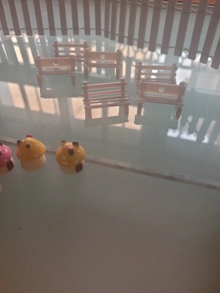 Miniaturas casa de muñecas: vallas, bancos, figura