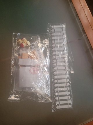 Miniaturas casa de muñecas: vallas, bancos, figura