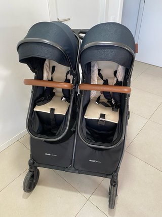 Carro gemelar negro con manillar marrón