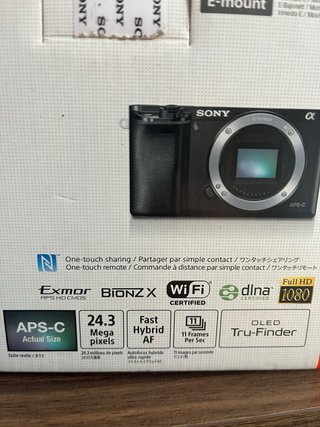 Cámara Sony a6000 (cuerpo) + Accesorios