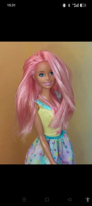 Barbie con capelli rosa e vestito arcobaleno