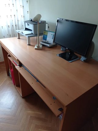 Mesa de ordenador robusta de madera