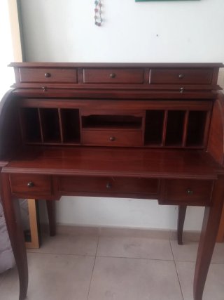 Buró de madera con cajones y tapa enrollable