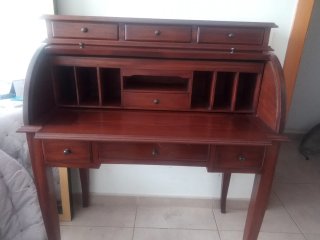 Buró de madera con cajones y tapa enrollable