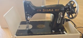 Máquina de coser Sigma negra y dorada
