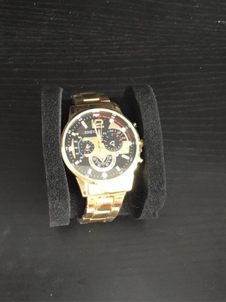 Reloj, impresionantemente, elegante con el fondo