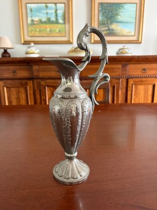 Anfora vintage in metallo