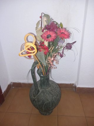 Jarrón de cerámica verde con flores