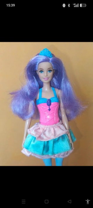 Barbie con capelli viola e corona