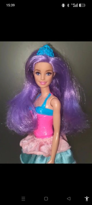 Barbie con capelli viola e corona
