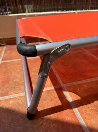 Tumbonas de jardín naranja y plateada