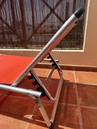 Tumbonas de jardín naranja y plateada