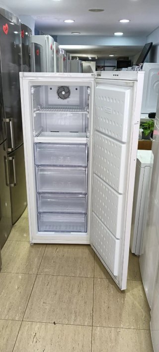 Congelador Vertical Beko Blanco