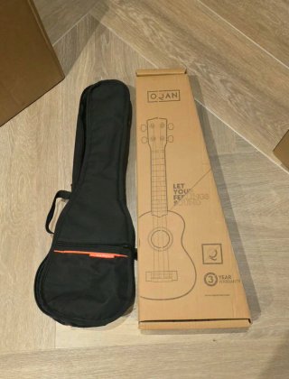 Ukelele negro casi sin usar