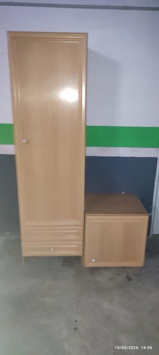 Armario de madera marrón