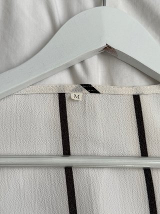 Kimono blanco con rayas negras y flecos