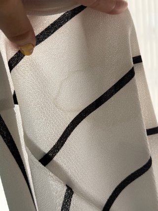 Kimono blanco con rayas negras y flecos
