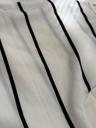 Kimono blanco con rayas negras y flecos