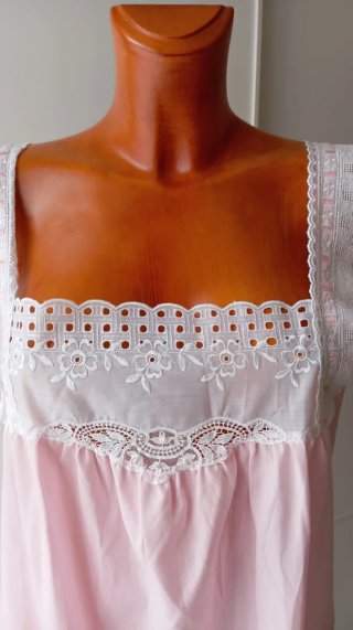 Camisón vintage rosa bebé con encaje. Nuevo.