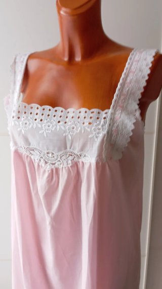 Camisón vintage rosa bebé con encaje. Nuevo.