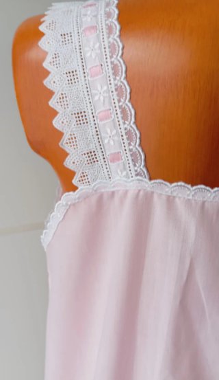 Camisón vintage rosa bebé con encaje. Nuevo.