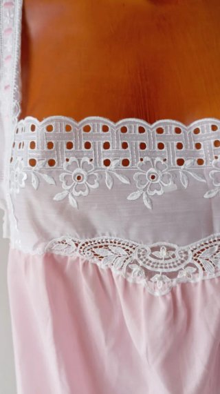Camisón vintage rosa bebé con encaje. Nuevo.