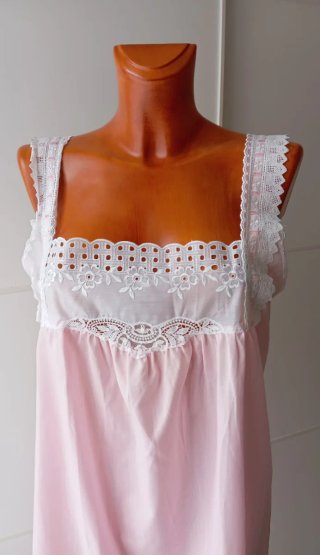 Camisón vintage rosa bebé con encaje. Nuevo.