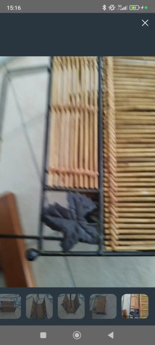 Revistero de hierro forjado y mimbre