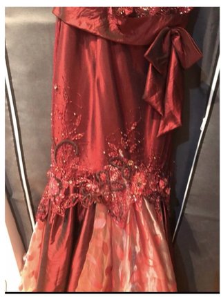 Vestido largo burdeos con encaje