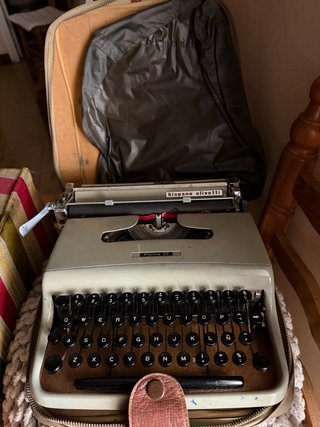 Máquina de escribir Hispano Olivetti Pluma 22