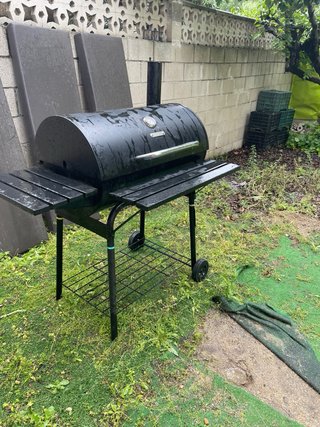 Barbacoa negra con tapa y termómetro