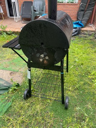 Barbacoa negra con tapa y termómetro