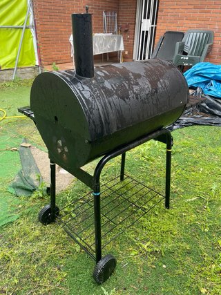 Barbacoa negra con tapa y termómetro