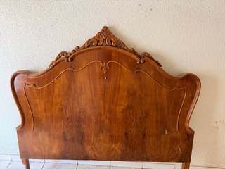 Cabecero antiguo de madera tallada
