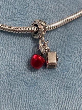 Charm Corazón Rojo, Manzana y Cofre Tesoro