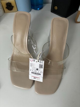 Sandalias Bershka tacón transparente beige 39
