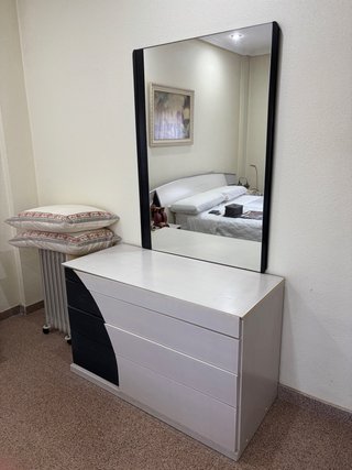 Cómoda blanca y negra con espejo