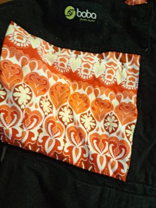 Mochila Portabebés Boba Negra Estampado Corazones