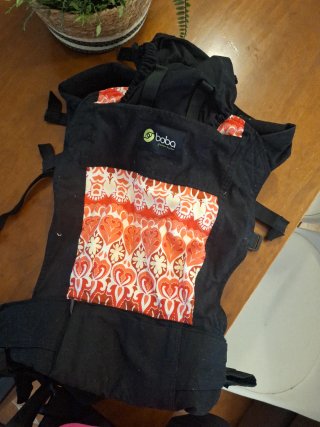 Mochila Portabebés Boba Negra Estampado Corazones