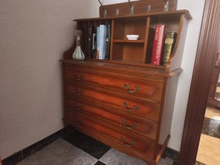 Escritorio de madera con cajones