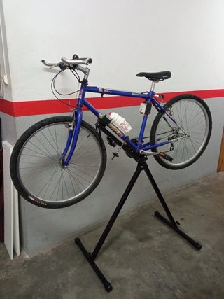 Bicicleta azul de montaña