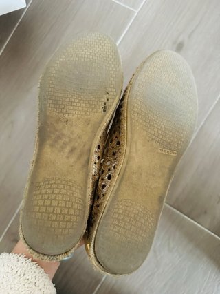 Zapatos Stuart Weitzman dorados perforados T.34