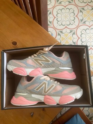 Zapatillas New Balance grises y rosas