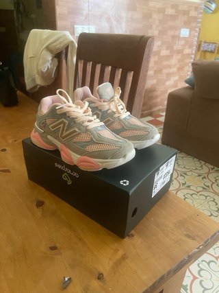 Zapatillas New Balance grises y rosas