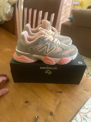 Zapatillas New Balance grises y rosas