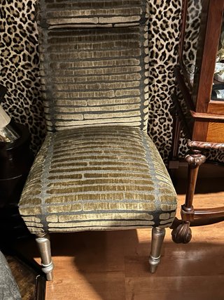 Silla de madera con tapicería de tela