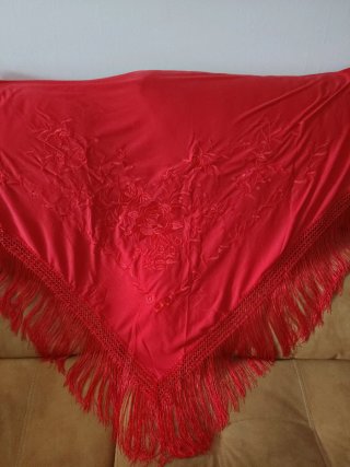 Mantón grande bordado rojo 190x150x150 ideal baile