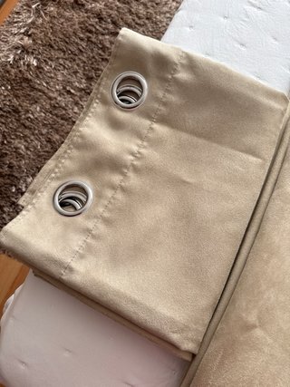 Cortina opaca beige de tela