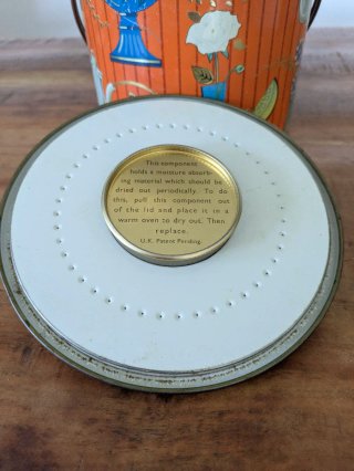 Lata de galletas vintage decorada